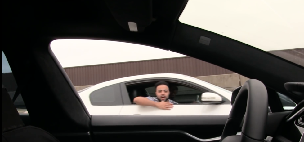 Osynlig Teslaförare skrämmer slag på andra bilförare med Autopiloten