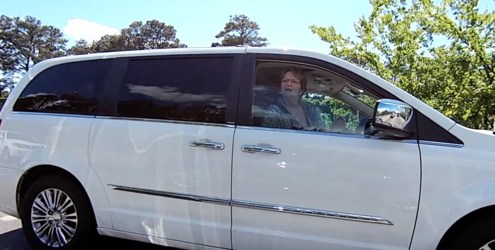 Osynlig Teslaförare skrämmer slag på andra bilförare med Autopiloten