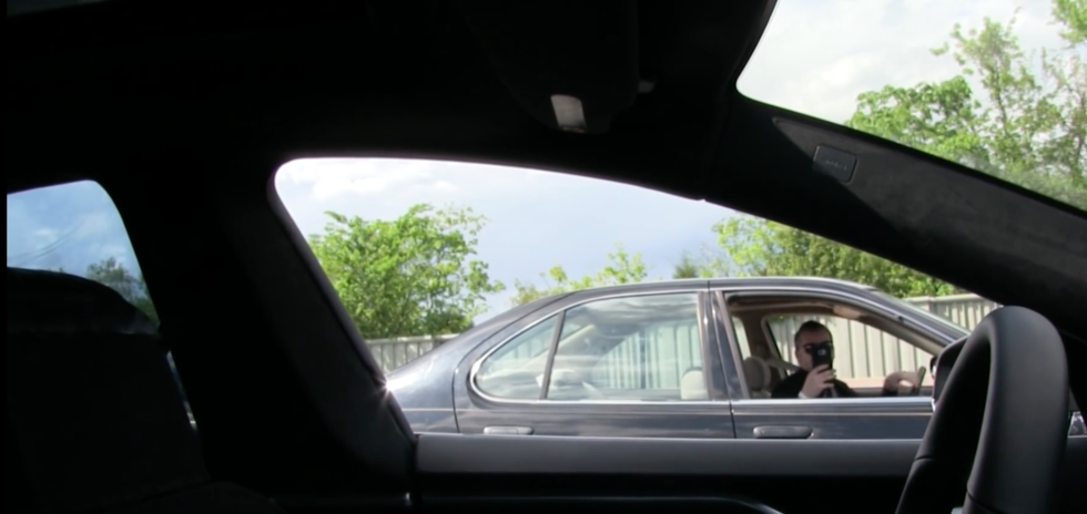 Osynlig Teslaförare skrämmer slag på andra bilförare med Autopiloten