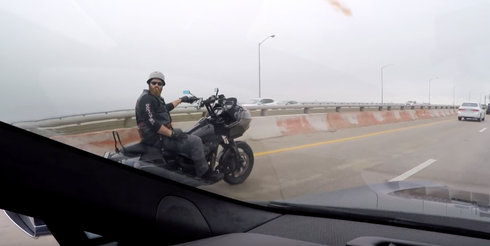 Osynlig Teslaförare skrämmer slag på andra bilförare med Autopiloten