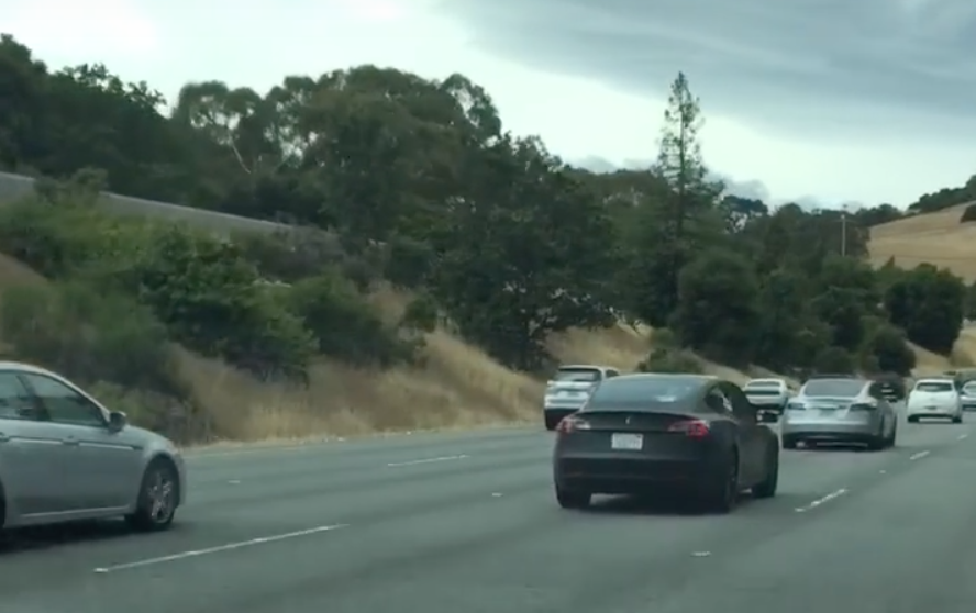 Tesla Model 3 fångad på film