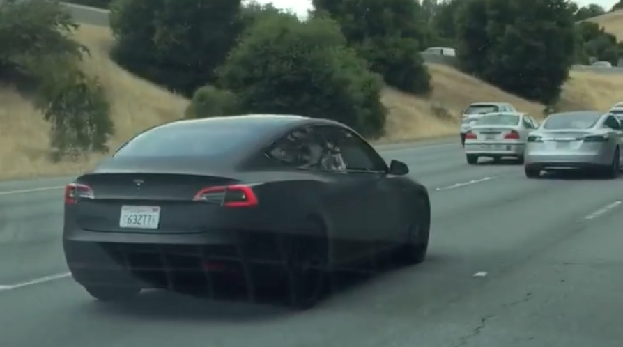 Tesla Model 3 fångad på film