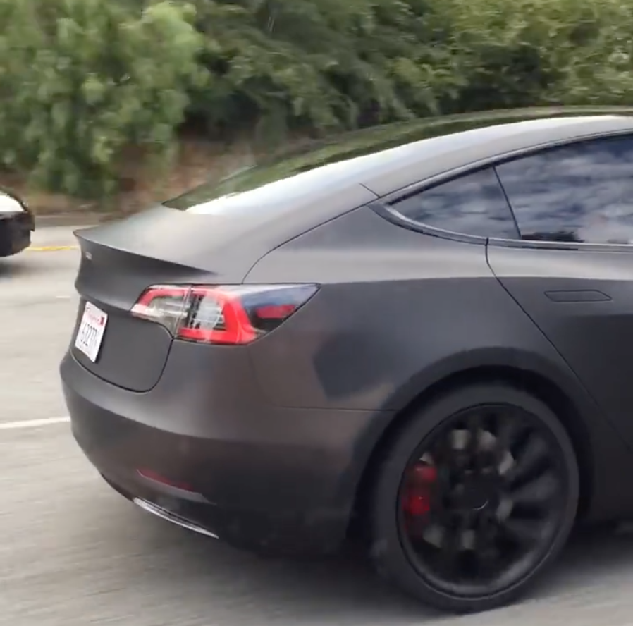 Tesla Model 3 fångad på film