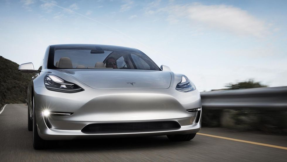 Kolla in nya bilderna på Tesla Model 3