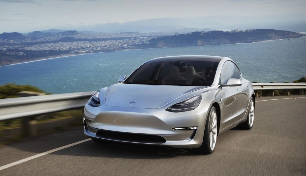 Kolla in nya bilderna på Tesla Model 3