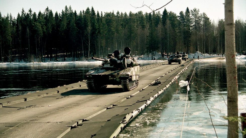 Försvaret kan lösa brokaoset i Södertälje