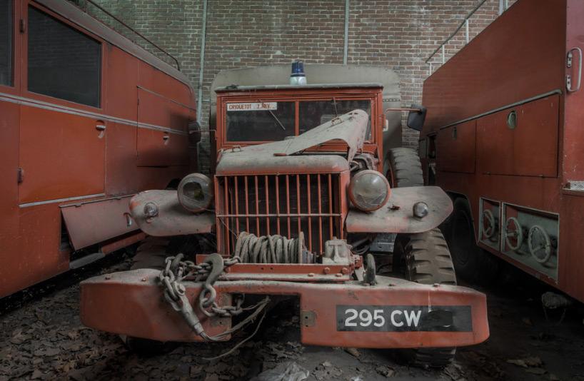 Mäktig kyrkogård för klassiska brandbilar