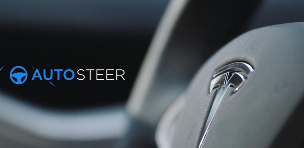 Efter kritiken – så försvarar Tesla autopiloten