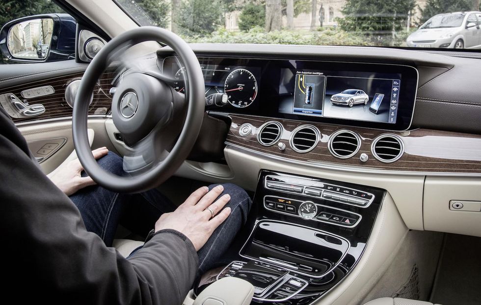 Mercedes får hård kritik för nya systemet – självkörande eller inte?