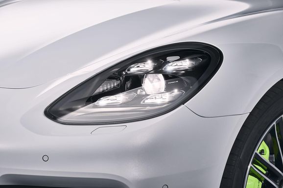 Vi provkör två grymma Porschar – både el och sport