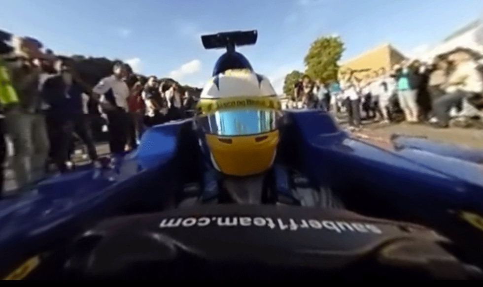 Ljudchock: Här kör Marcus Ericsson F1-bil i centrala Örebro