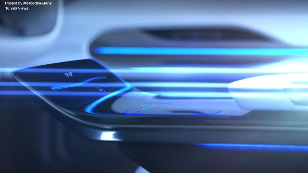 Här smygvisar Mercedes nya crossovermodellen med eldrift