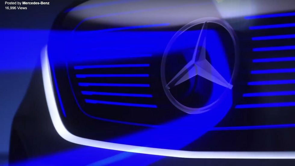 Här smygvisar Mercedes nya crossovermodellen med eldrift