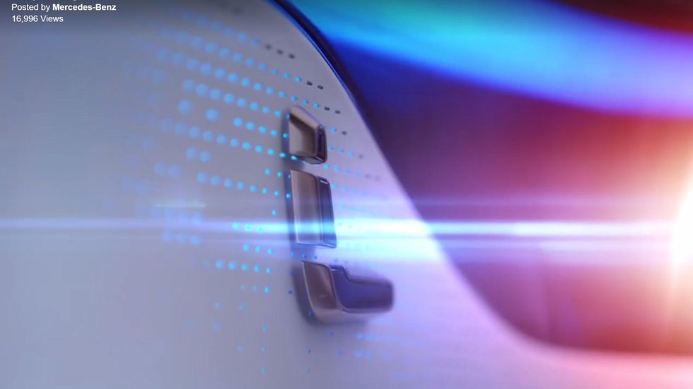 Här smygvisar Mercedes nya crossovermodellen med eldrift