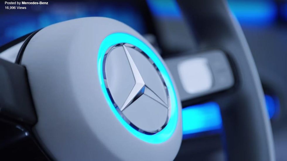Här smygvisar Mercedes nya crossovermodellen med eldrift