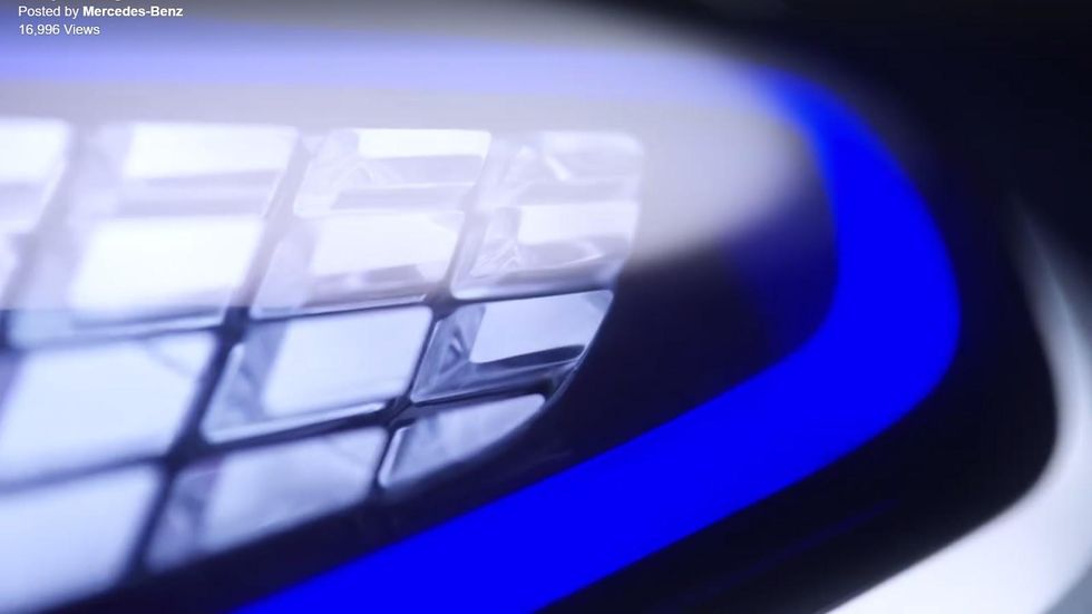 Här smygvisar Mercedes nya crossovermodellen med eldrift