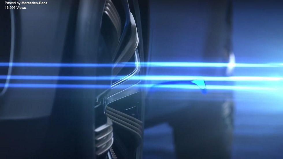 Här smygvisar Mercedes nya crossovermodellen med eldrift