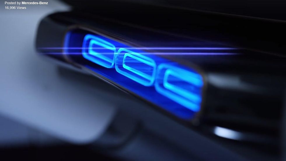 Här smygvisar Mercedes nya crossovermodellen med eldrift