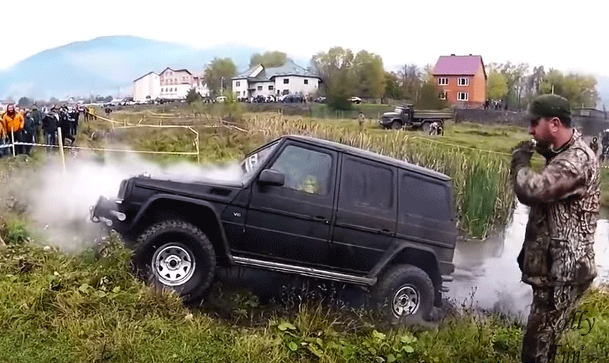 Heroisk G-wagen ger allt för att klara omöjlig bana