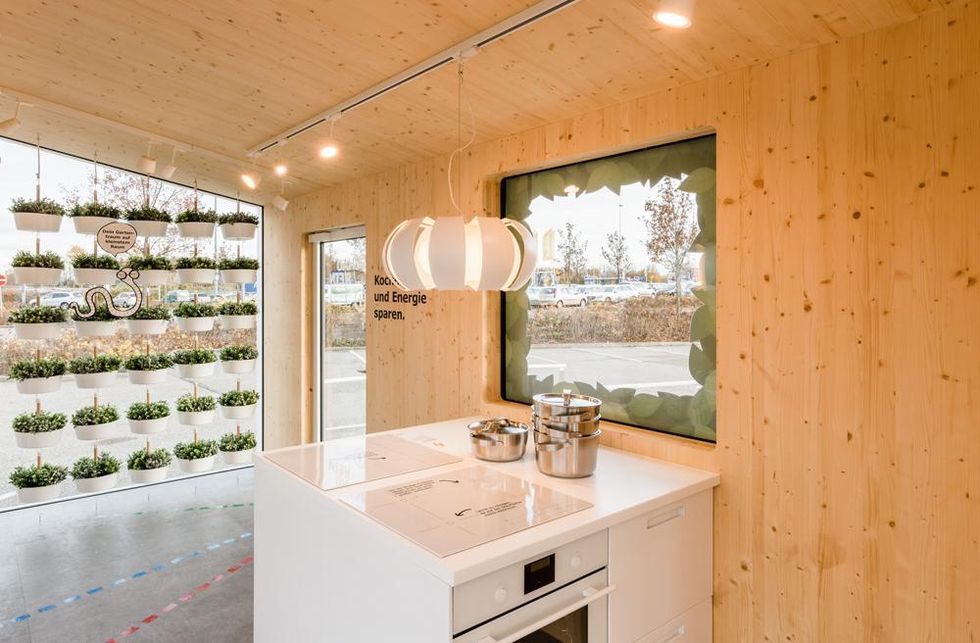 Ikeas nya laddningslounge gör det trevligare att ladda elbilen