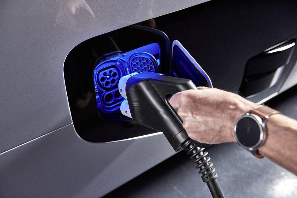 Mercedes visar nya lastbilen som ger tystare storstäder