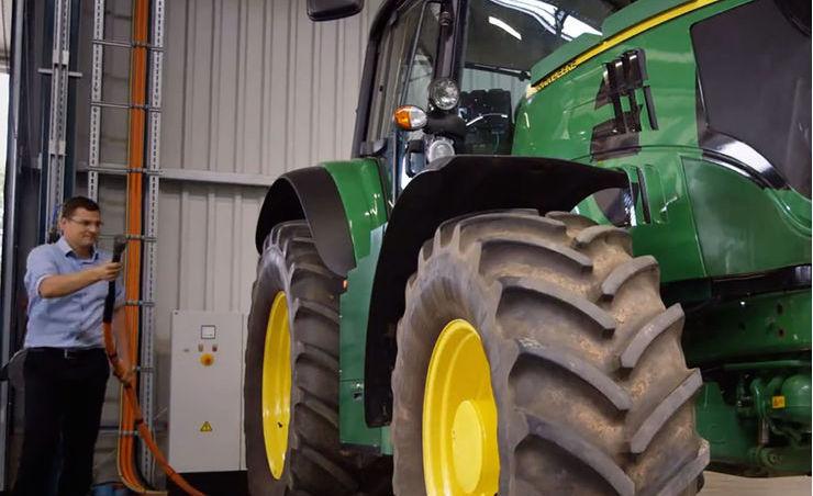 Nya eltraktorn gör jobbet ljudlöst