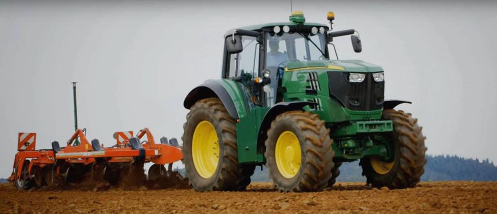 Nya eltraktorn gör jobbet ljudlöst