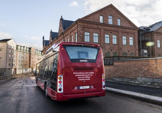 Elhybridbussen som laddar utan sladd – så funkar smarta tekniken