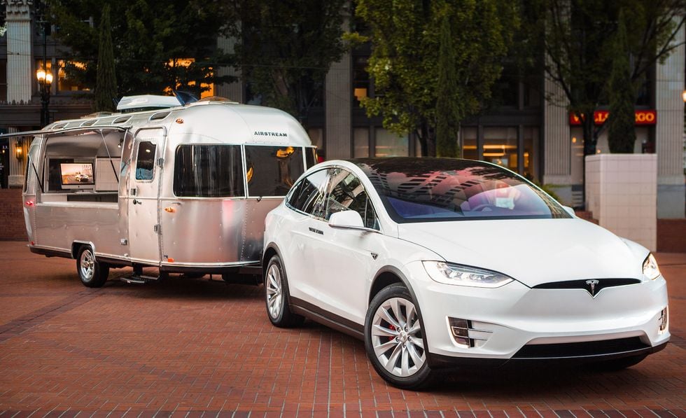 Nästan inga elbilar har dragkrok – men många laddhybrider och gasbilar