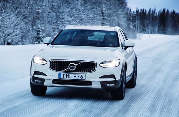 Volvo V90 Cross Country hyllas av utländsk press