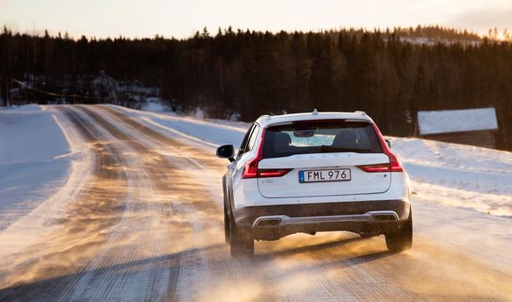 Volvo V90 Cross Country hyllas av utländsk press