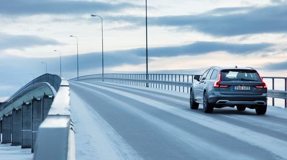 Volvo V90 Cross Country hyllas av utländsk press