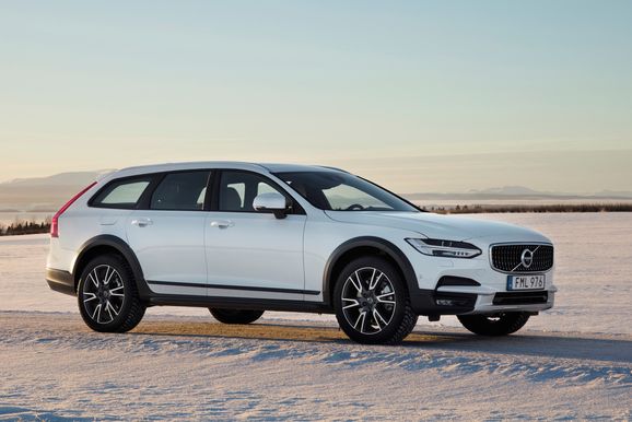 Volvo V90 Cross Country hyllas av utländsk press