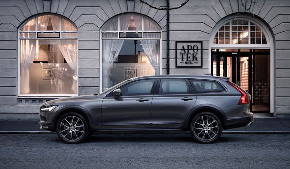 Volvo V90 Cross Country hyllas av utländsk press