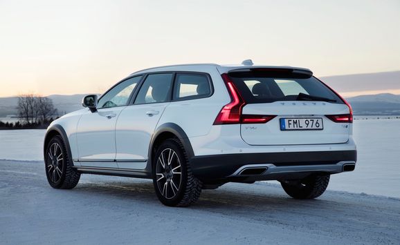 Volvo V90 Cross Country hyllas av utländsk press