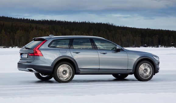 Volvo V90 Cross Country hyllas av utländsk press