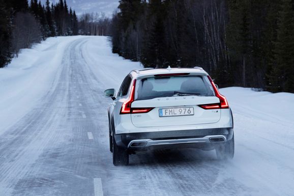 Volvo V90 Cross Country hyllas av utländsk press