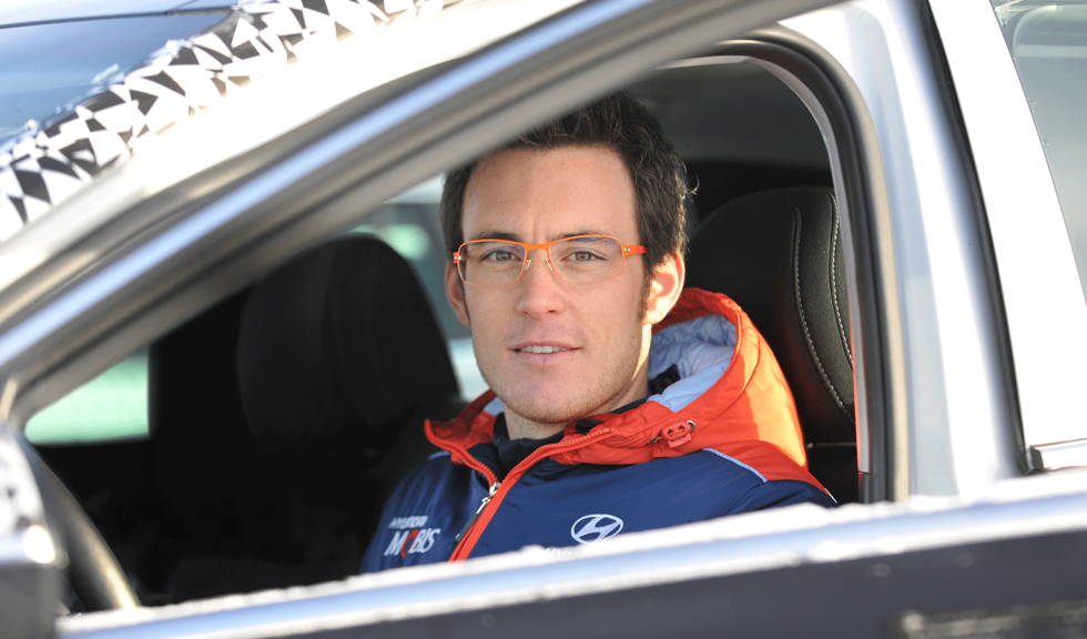 Se WRC-föraren vintertesta ny prestandabil i Sverige