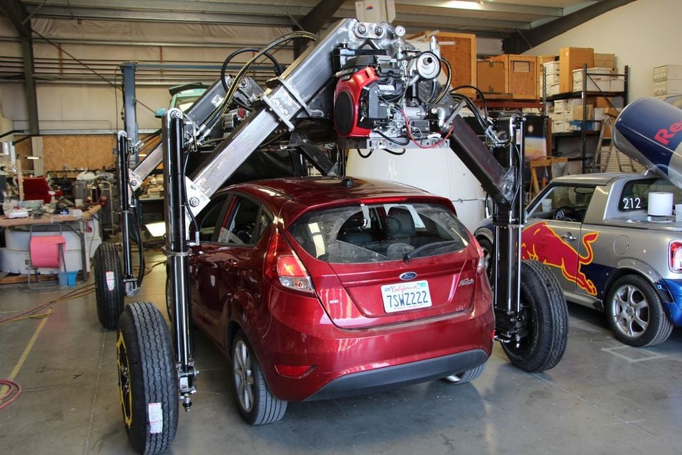 Den upplyfta bilen som kör dig över alla köer