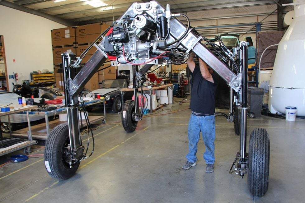 Den upplyfta bilen som kör dig över alla köer