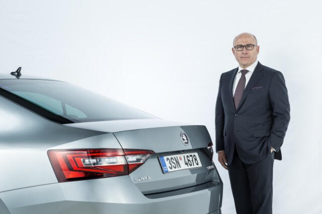 Nya detaljer och bilder: Skoda smygvisar ny elsuv