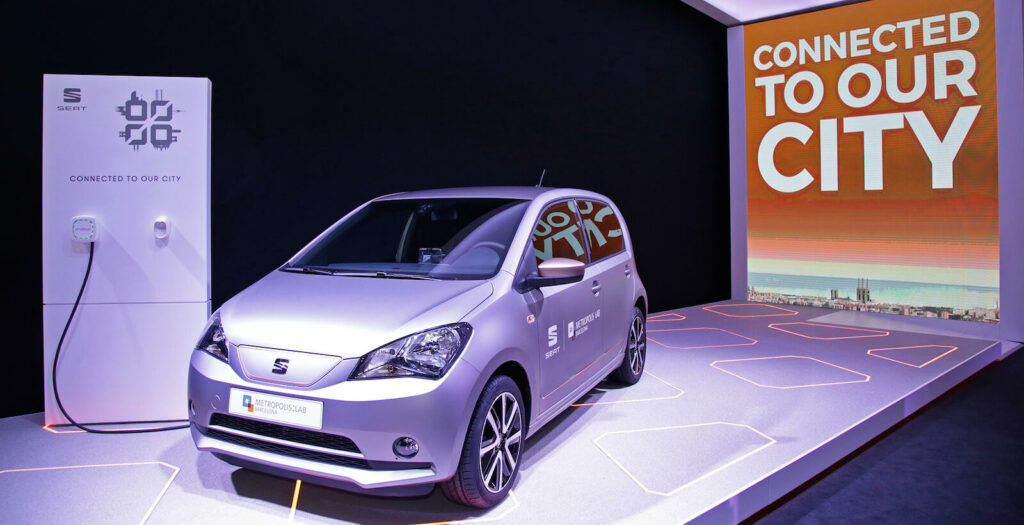 En bil visas upp på en bilmesse. (AI text)