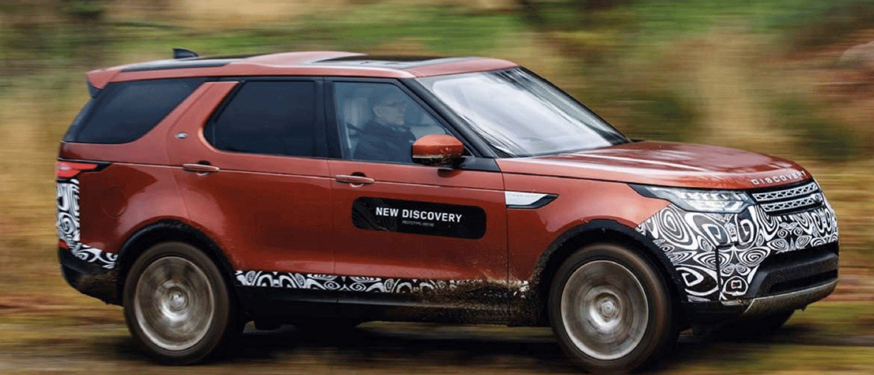 Den nya Land Rover Discovery kör genom skogen. (AI text)