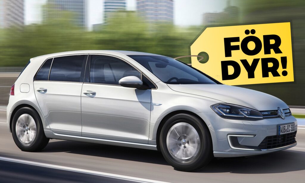 En Volkswagen Golf kör nedför vägen med en reklamskylt för "Dyr". (AI text)