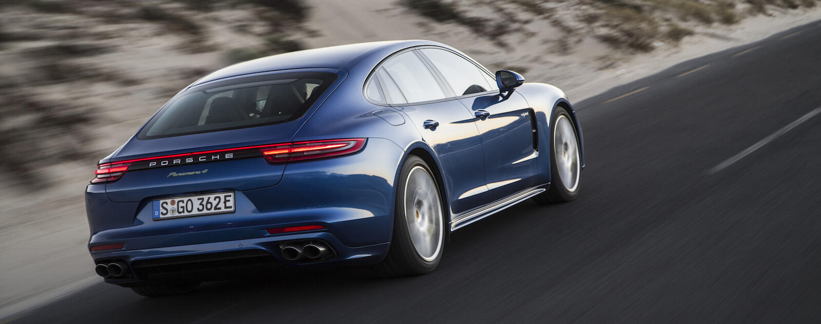 Här ute på den öppna landsvägen trivs Panamera bra. En trivsam långfärdsvagn.