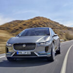 En Jaguar I PACE kör nerför en bergsväg. (AI text)