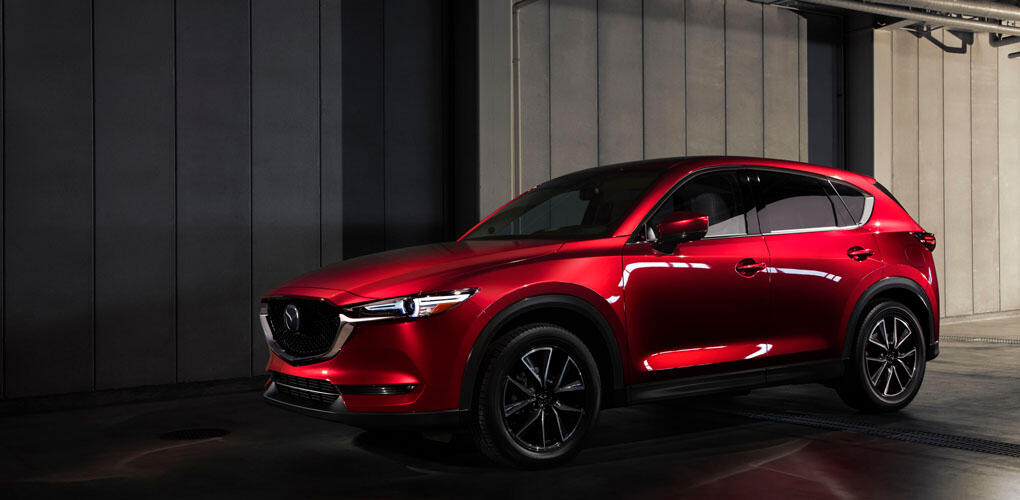 Mazda CX-5 SUV i en garage. (AI text)
