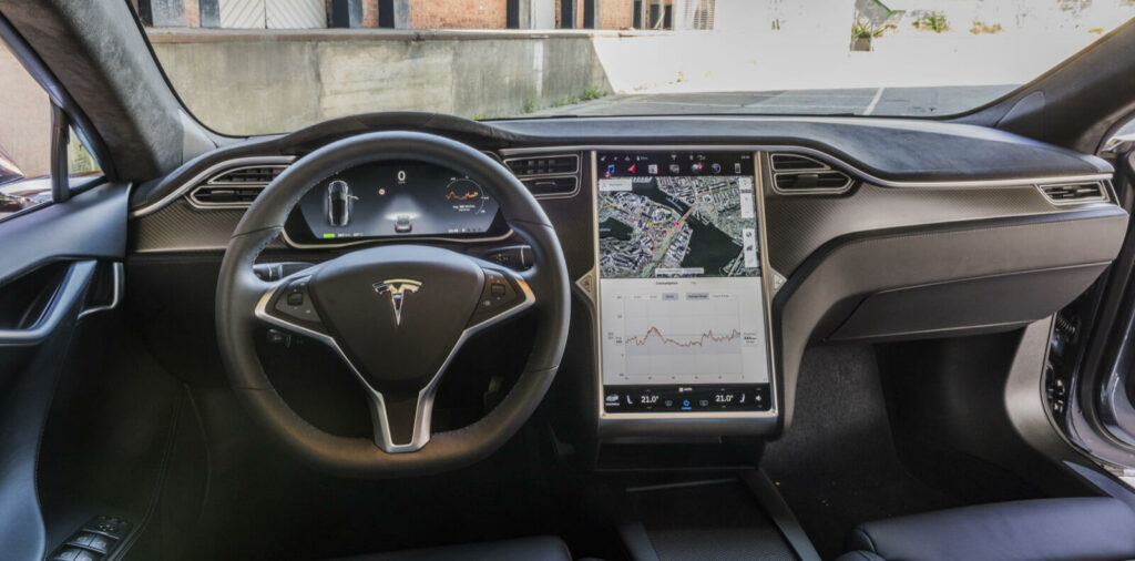 När bilen själv tar hand om styrningen, gasen och bromsen – då är det svårt att motivera föraren att behöva vara uppmärksam. Det är helt enkelt för tråkigt. Klart att mobilen åker fram. Men så är inte Autopilot uppbyggt.