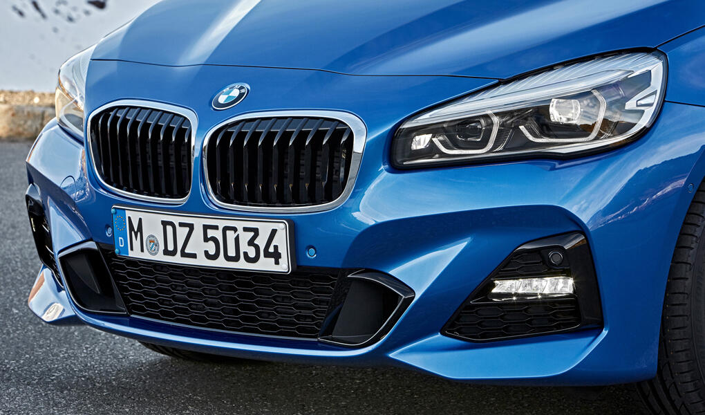 BMW X1 xDrive är en kompakt häckbil. (AI text)