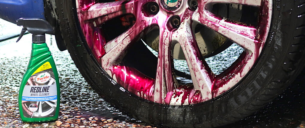 När bromsdammet och smutsen är upplöst skiftar fälgtvätten till en rödaktig nyans. Dags att spola av.